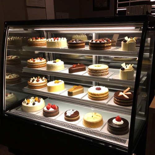 Dicas para Selecionar a Vitrine Refrigerada Perfeita para Valorizar Bolos e Doces no Seu Estabelecimento